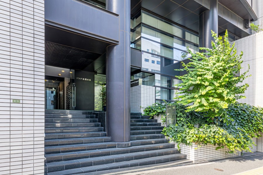 マンションのエントランスは、都会的で上質な居住空間へやさしく誘うエントランスです。管理体制も整っており、共用部分も綺麗に整えられているマンションです。