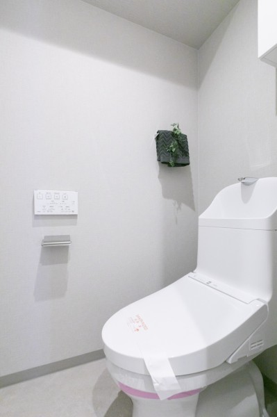 TOTO製ウォシュレット一体型のトイレ新規交換済みです。お手入れしやすい機能が搭載されており、毎日のお掃除もしやすくいつも清潔な空間を保てます。