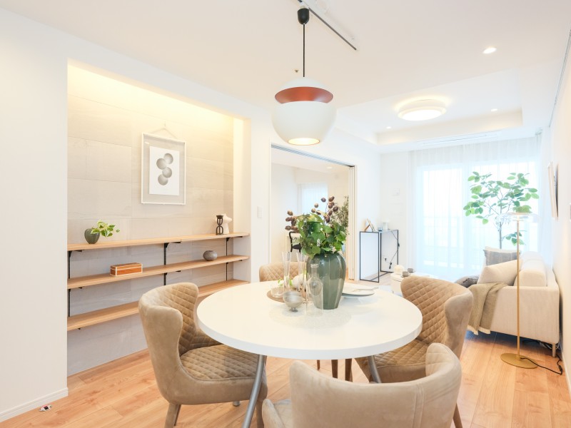 大きな窓からたっぷりの光を取り込んだお部屋です。石調の気品溢れるエコカラットを採用、棚も造作し、機能性とデザイン性を兼ね備えた仕上がりとなっています。