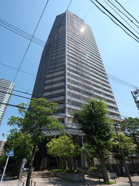 野村不動産旧分譲、総戸数483戸の地上33階建ての上質なタワーレジデンス。スカイラウンジやキッズルームなど充実の共用施設も魅力なマンションです。