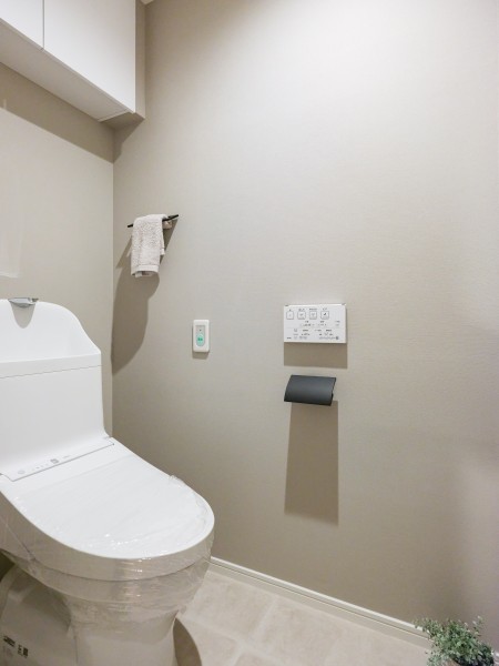 優れた節水効果や汚れが付きにくい便座など、ほしかった機能が揃ったウォシュレット一体型トイレです。上部には吊戸棚を備え付けました。
