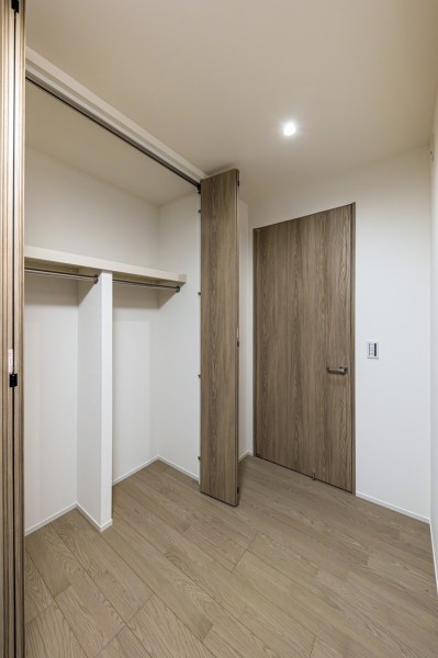 洋室2は廊下からアクセスするプライベートルーム。住まう方の趣味や感性で飾っていただけるように、シンプルな内装で仕上げました。