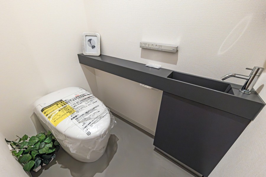 レストルームにはスタイリッシュなタンクレストイレが設置されています。優れた節水効果や汚れが付きにくい便座など、ほしかった機能が揃ったウォシュレット一体型トイレです。