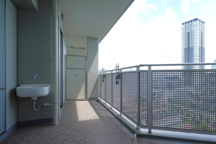 東向きの大きなバルコニー、前面を遮る建物はなく、すっきりとした眺望が広がります。毎日の生活の中で、ふと自分の時間を取り戻せる空間です。