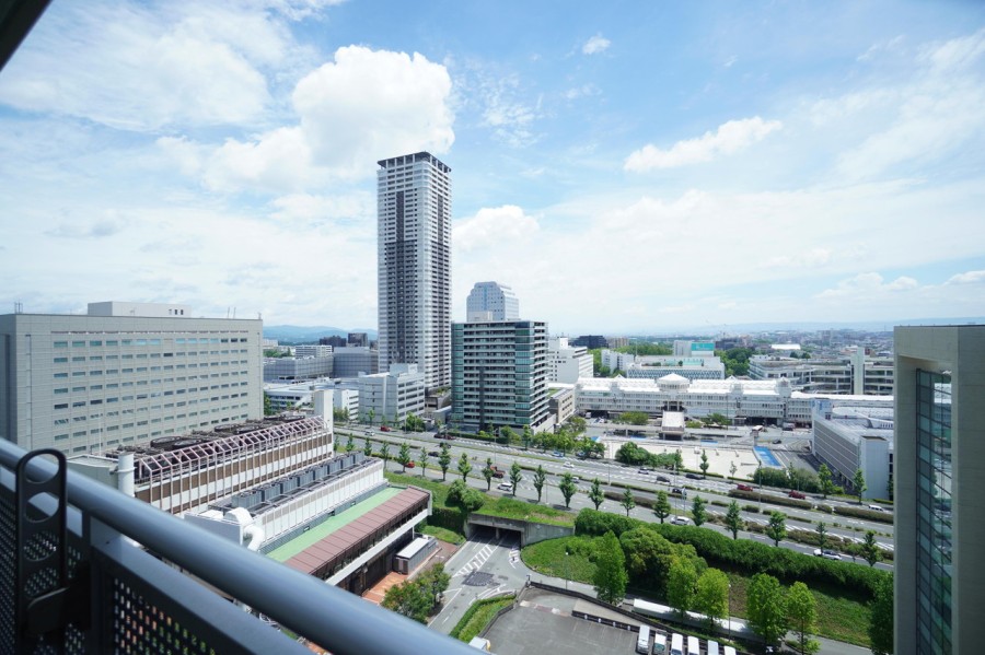 大きな青い空が眼前に広がります。開放的な景色を眺めながら、大きく伸びをしたくなるような眺めです。