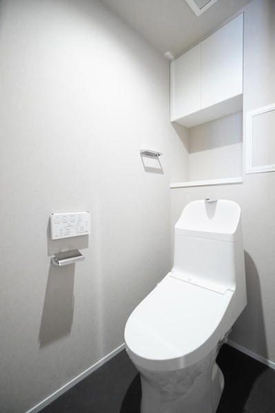TOTO製ウォシュレット一体型トイレ新規交換済みです。毎日のお手入れにストレスがないよう、お手入れらくらくな素材・機能を搭載しており、清潔な空間を保てます。