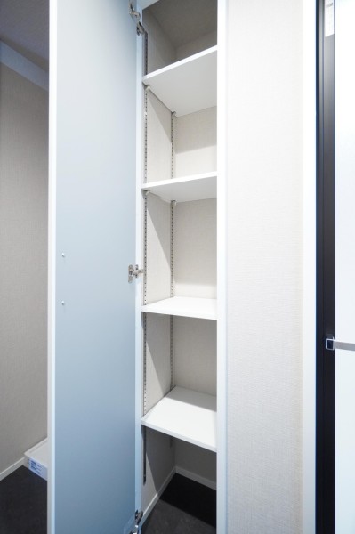 洗面室にはリネン類や着替え、バスグッズを入れられる便利な収納を備え付けました。