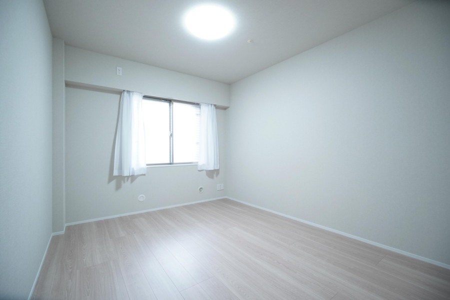 洋室1（約7.0帖）は凹凸もなく家具の配置がしやすいお部屋です。ベッドなどもゆったり置けますので主寝室にもおすすめです。