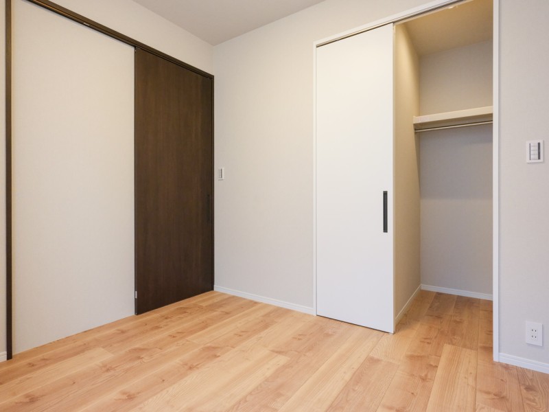 洋室2は、書斎などにちょうど良いサイズのお部屋です。引き戸タイプの扉なので、お部屋をスッキリとお使いいただけます。