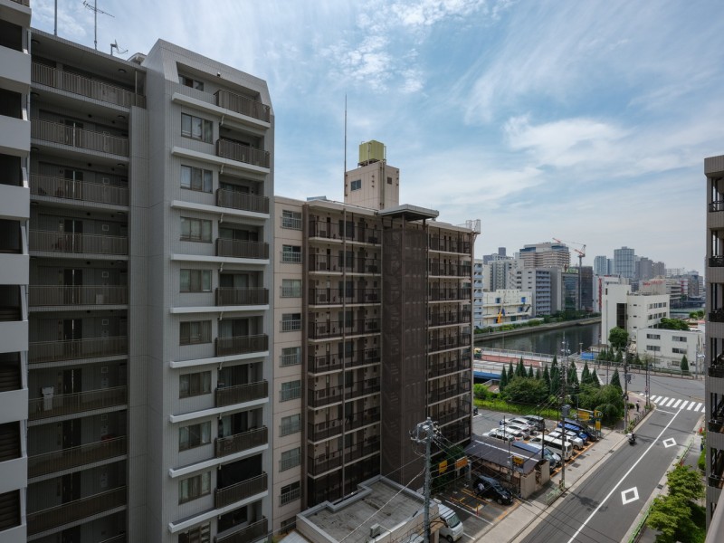 都心の刺激を間近に、ビル群の隙間からのぞく青々とした空を望める眺望です。だんだんと変わっていく空の色を愉しみ、リフレッシュするのも良さそうです。