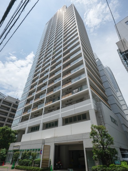 2005年都市型タワーマンションのグッドデザイン賞を受賞した29階建てのタワーレジデンス。開放的なアプローチが広がり、訪れる方誰もが心地よさを感じられるマンションです。