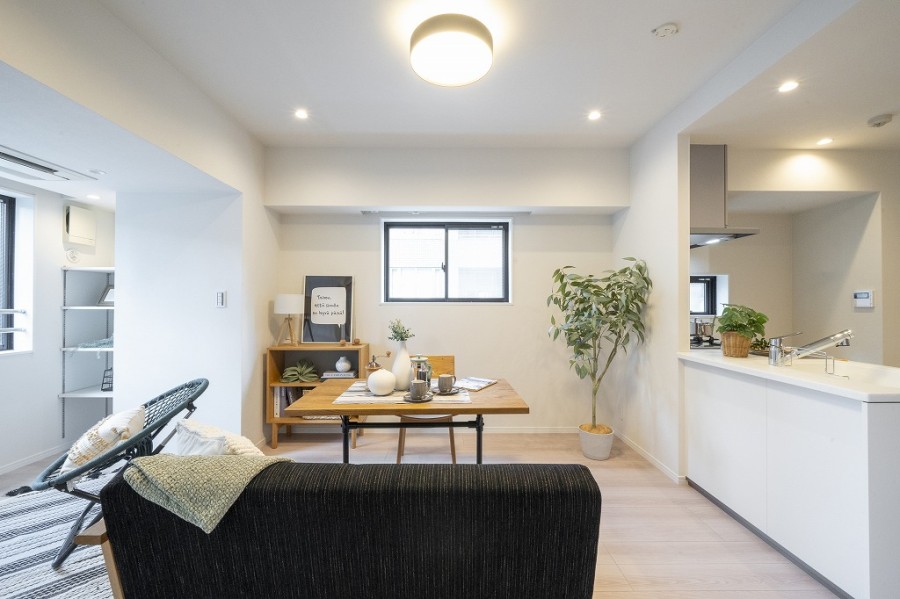 清潔感溢れる素材を採用したお部屋です。穏やかな時間が流れ、心地よい時間を感じ明日への活力を養うことができる居心地の良いお部屋です。