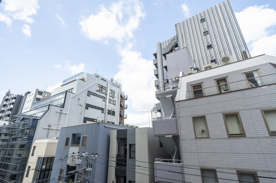 バルコニーから見上げると青い空を望めます。ほっと一息つき、日常をアップデートできる空間です。