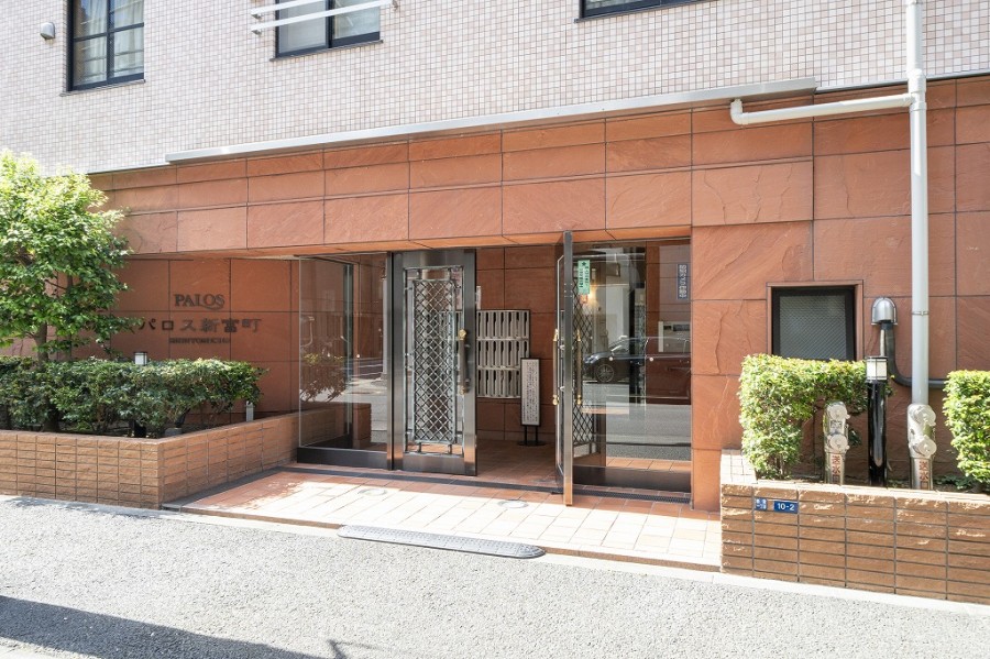 植栽なども綺麗に整えられたエントランスがお出迎えします。共用部は2024年6月に大規模修繕工事を実施しました。