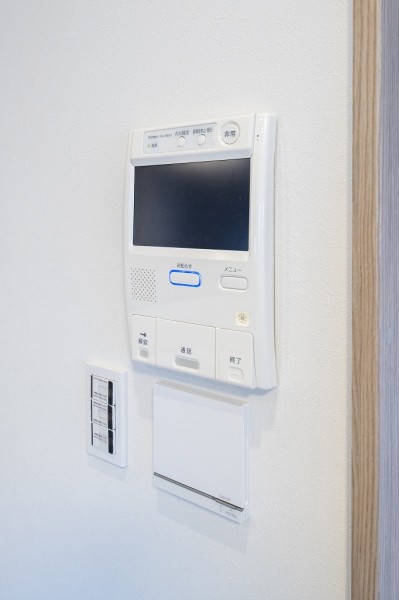 ◆TVモニター付インターホン◆訪ねてきた相手をモニター越しに確認でき、防犯対策に役立ちます。インターホン越しに話をすることが可能です。