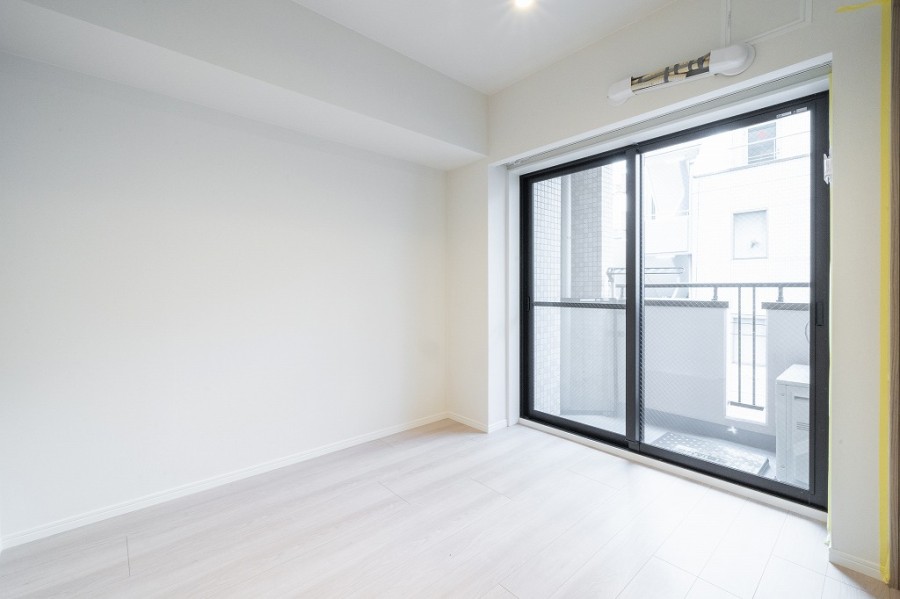 洋室にはバルコニーに繋がる大きな窓があるので、開放感があるお部屋です。過ぎゆく時間をのびやかに感じ、プライべート時間を満喫できる居住空間です。