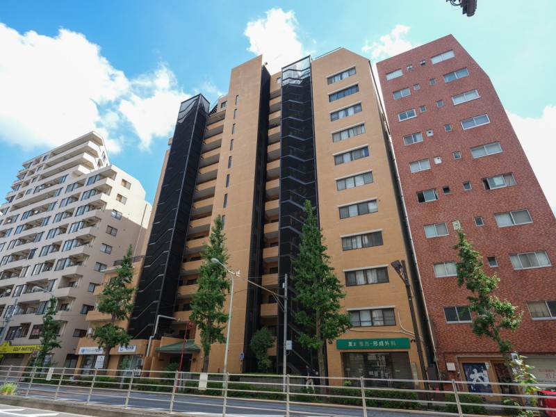 外壁タイル貼りのマンション。東京メトロ有楽町線「護国寺」駅徒歩4分など、3駅2路線が利用できる利便性の良い立地です。