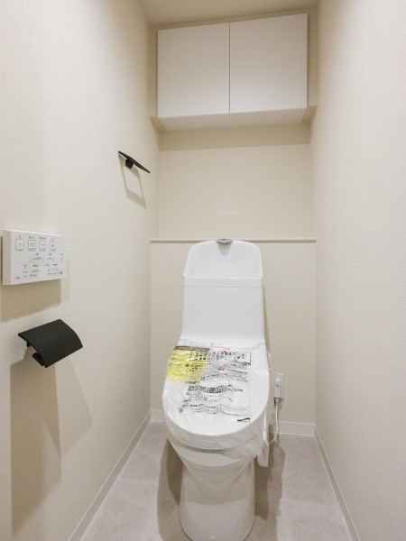 上品さが宿るレストルームには吊戸棚収納が備わっているため、足元空間をすっきりとお使いいただけます。