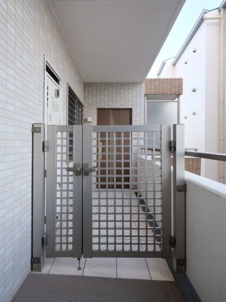 ポーチ付きでプライバシーが守られた玄関前です。ポーチの門扉は、まるで戸建ての門構えのような印象を与えることができ、その家の第一印象に大きな影響を与える場所となります。