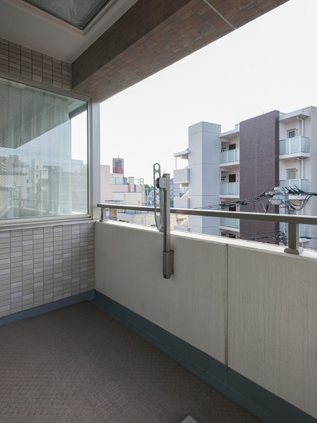 物干し金物付きのバルコニーです。前方の建物とは距離があるので、晴れた日には洗濯物がしっかり乾きそうです♪