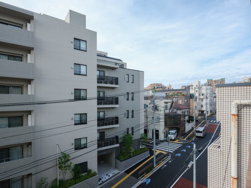 南東向きで採光の取れたバルコニーからの眺望です。のびやかに広がる空が日常になり、至福の時間に包まれる住まいです。