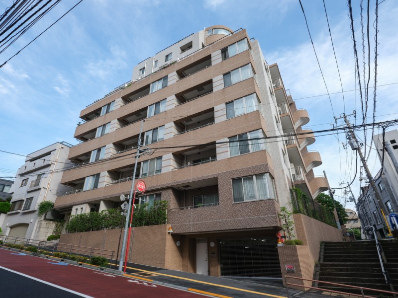 外観は洗練された重厚感のあるフォルムで存在感を感じる建物です。文京区小石川は、静かな街並みとなっており、近隣には公園も多く都心へのアクセスも便利な住環境です。