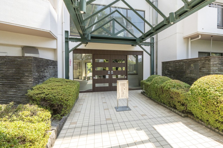 植栽に囲まれ、管理体制も整っており、共用部分も綺麗に整えられているマンションです。オートロック付きなのでセキュリティ面も安心ですね。
