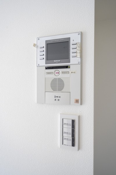 ◆TVモニター付インターホン◆訪ねてきた相手をモニター越しに確認でき、防犯対策に役立ちます。インターホン越しに話をすることが可能です。