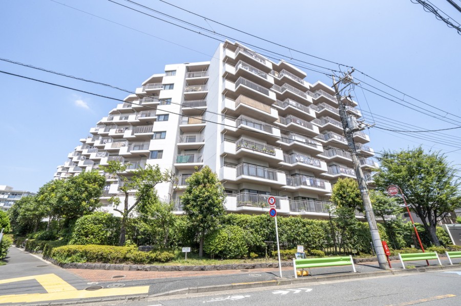 安心の新耐震基準適合・総戸数216戸の大規模コミュニティーマンションです。周辺には買物施設や教育施設、公園などが揃い、ファミリーにもうれしい住環境。主要駅にもアクセス良好な利便性の高い立地です。