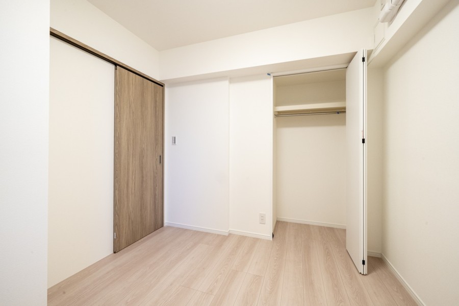 洋室2は書斎などにちょうど良いサイズのお部屋です。クローゼットがついていますので、お部屋をスッキリとお使いいただけます。