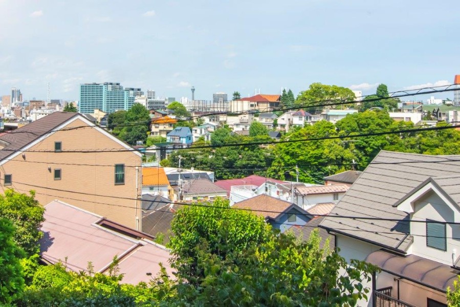 前方に高い建物がないため、広がる空を仰ぐ眺望です。爽やかな青空を見ながら解放感を味わい、ほっと一息つけそうです。