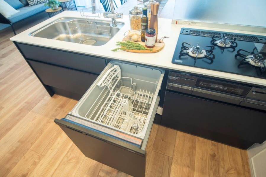 ◆食器洗浄乾燥機◆家事の時間を短縮できる優れもの。さらに節水・節約を同時に行うことができるので、大変人気があり重宝します。