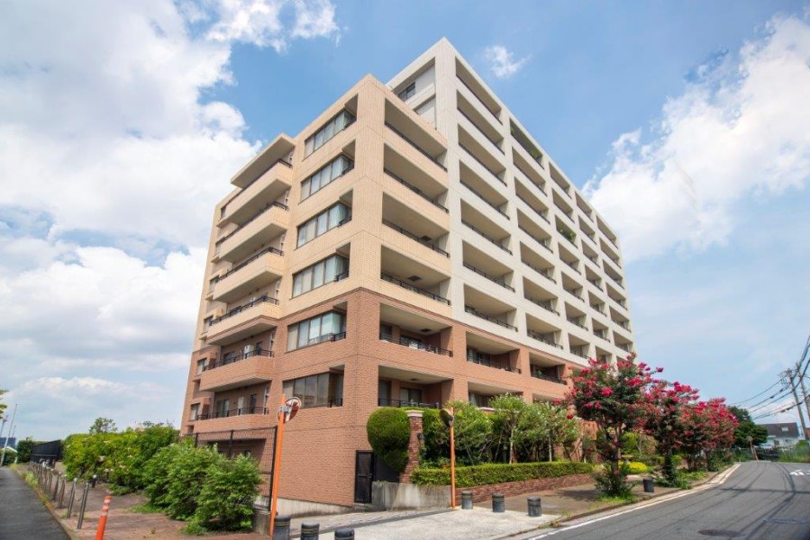 三井不動産旧分譲の高級感があるマンションです。イタリアのトスカーナをイメージした建物には噴水やテラスがあり、都市の喧騒を遠ざけ、気持ちを仕立て直すコモンスペースです。