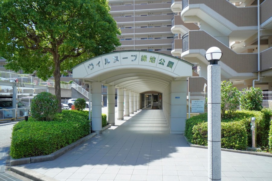 千里新田小学校徒歩6分、南千里中学校徒歩8分と学校も近く、お子様の通学がしやすい距離です。緑の多い静かな環境で、子育て環境にもおすすめです。