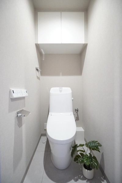 LIXIL製のウオシュレット一体型のトイレ新規交換済みです。汚れのつきにくい素材やお掃除しやすい機能が搭載されており、いつもきれいな空間を保つことができます。