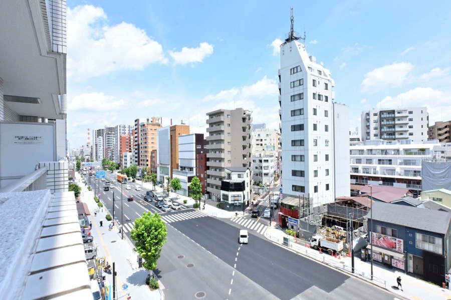 バルコニーからの眺望です。目の前の建物とは距離があるので、閉塞感を感じない開放的な眺望です。