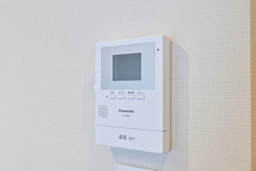 ◆TVモニター付インターホン◆訪ねてきた相手をモニター越しに確認でき、防犯対策に役立ちます。インターホン越しに話をすることが可能です。