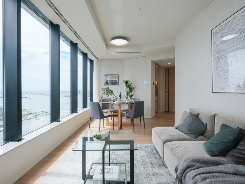 南東角部屋につき二面採光のリビングダイニングルームです。リュクスな暮らしが叶う上質な内装に加えて、大きな窓から心地よい光がさしこみ、開放感溢れる安らぎの空間が広がります。