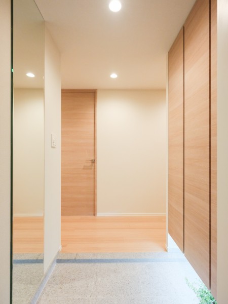 住まいの顔となる玄関は明るく、気品溢れる空間です。人感センサー照明を設置。横手には大きな姿見が備わっているため、お出かけ前の身だしなみチェックにも役立ちそうですね。