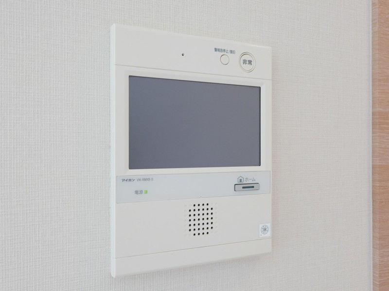 ◆TVモニター付インターホン◆訪ねてきた相手をモニター越しに確認でき、防犯対策に役立ちます。インターホン越しに話をすることが可能です。