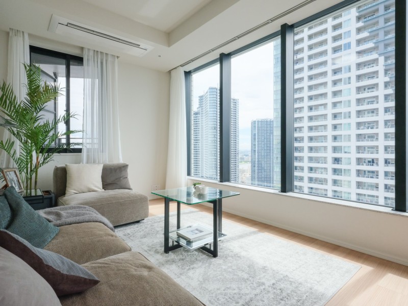 お部屋には複層ガラスや二重床、二重天井を採用しています。またリビングダイニングには床暖房を敷設しているため、足元も通年快適な温度でお過ごしいただけます。