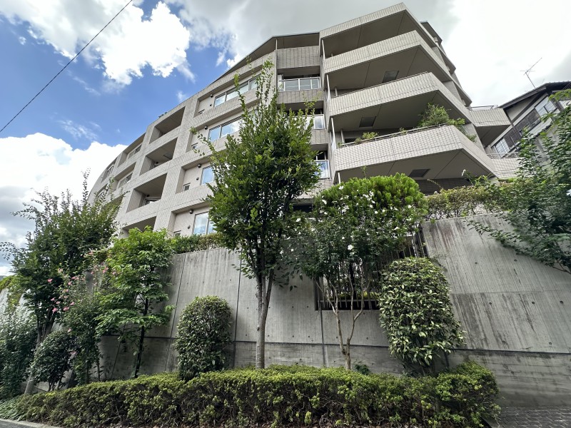 都心へのアクセスと利便性の良さを兼ね備えたマンションです。『渋谷』駅が徒歩圏内で、都心に近い住環境を求める方に適した立地です。 