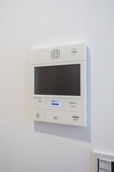 ◆TVモニター付インターホン◆訪ねてきた相手をモニター越しに確認でき、防犯対策に役立ちます。インターホン越しに話をすることが可能です。