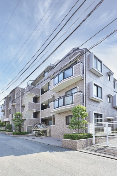 戸建て住宅が多いエリアで、高台にあるため日当たりの良いマンションです。2018年共用部大規模修繕工事実施済！宅配ボックス・オートロック完備です。