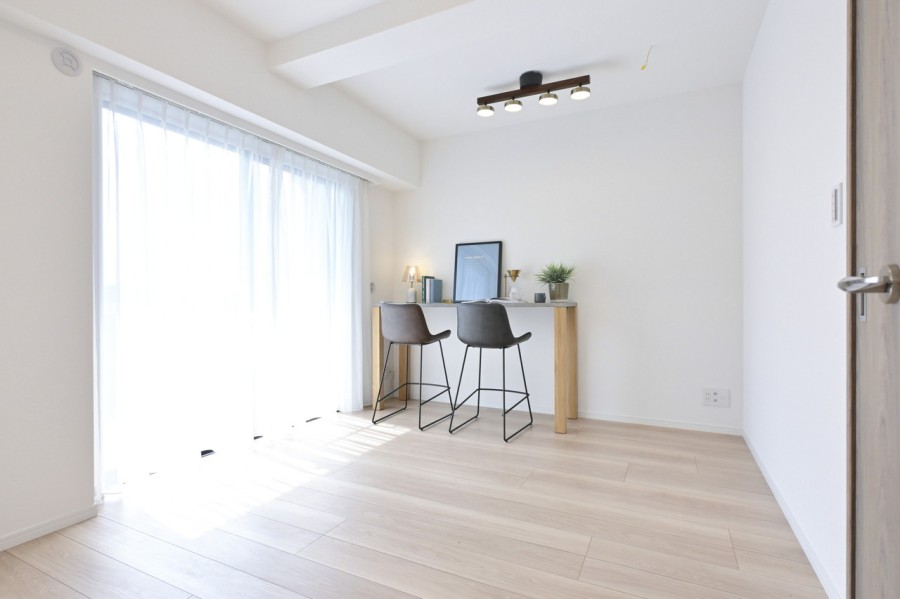 暖かな光が差し込む南西向きの洋室1です。プライベート性のあるお部屋なので、自分時間を豊かに快適にお過ごしいただけます。