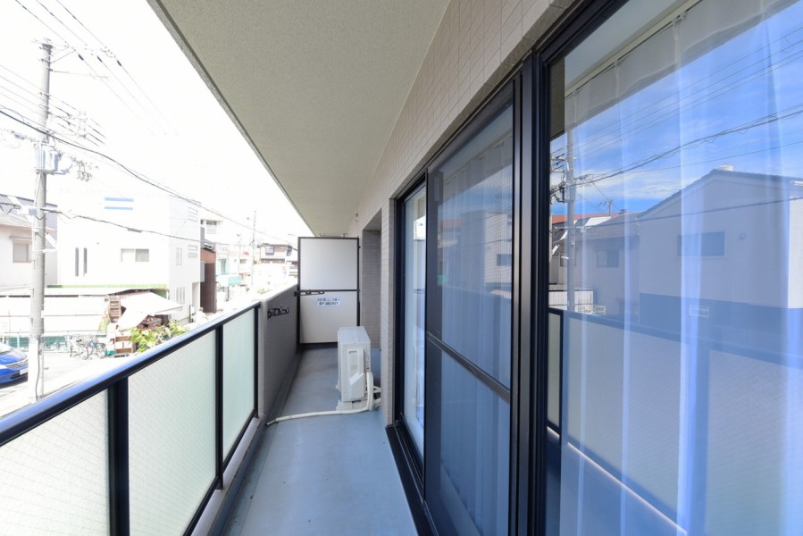 南西向きの広々としたバルコニーが、お部屋のなかに優しい光を運んでくれます。たくさんの陽の光を浴びて、お洗濯物も気持ちよく干すことができそうです。