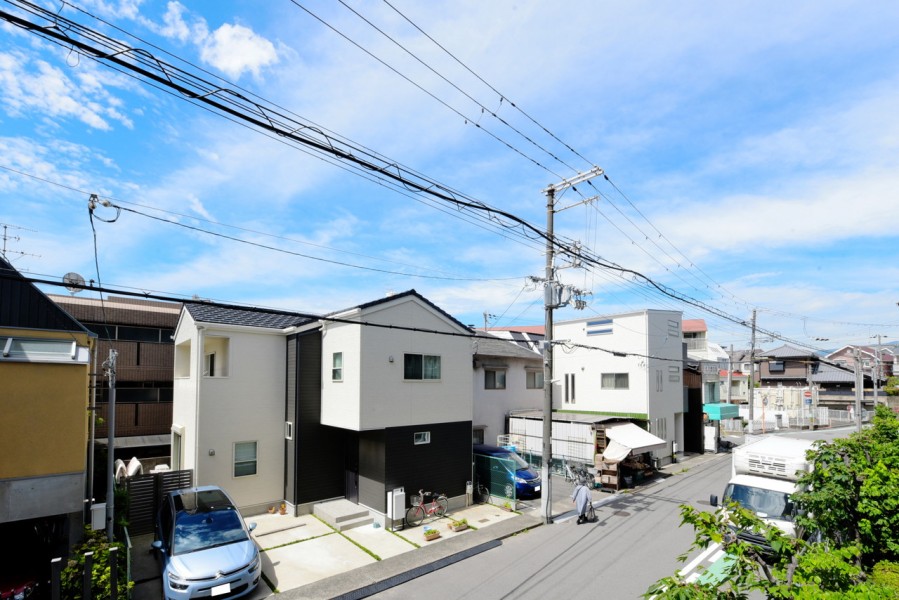 .西宮七園として知られる住宅街は区画の整った美しい街並みが広がっています。フラットな地形で自転車やベビーカーでの移動もしやすく、子育てにも安心のロケーションです。