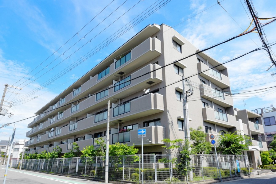 阪神甲子園駅から北側に徒歩９分です。歴史ある区画の整った邸宅街の一角に佇む、低層レジデンス。周辺には素材や製法にこだわりを持つ洋菓子店、コンビニや医療機関もあり生活便利です。