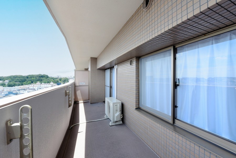南向きの広々としたバルコニーがお部屋の中に優しい光と風を運んでくれます。ゆったりとしたバルコニーで、お洗濯物も気持ちよく干すことができます。
