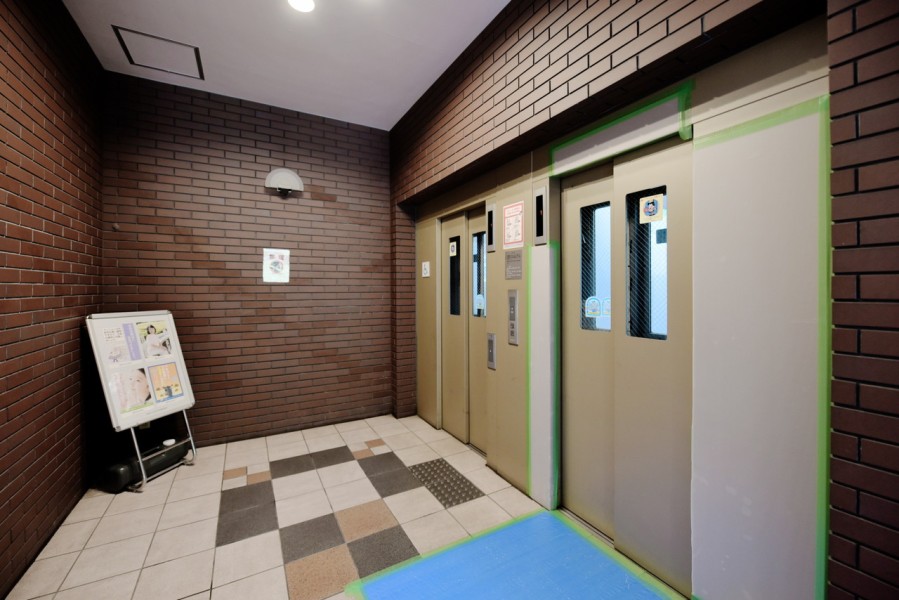 平成8年建築、総戸数97戸のマンションです。オートロック、宅配ボックス完備しています。春日小学校徒歩9分、西中学校徒歩6分と通学もしやすい距離です。